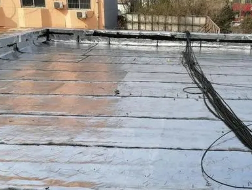 德州卫生间漏水维修公司分享下德州屋面楼顶防水刚性防水层施工要点。